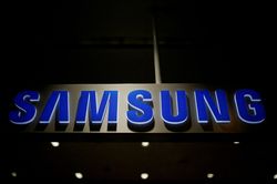 Dự báo lãi quý bằng 3 năm cộng lại, cổ phiếu Samsung vẫn lao dốc