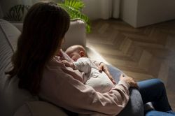 Vì sao sau sinh, phụ nữ dễ khóc hơn?
