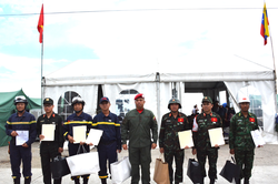 Đoàn Việt Nam được trao Huy chương 'Anh hùng Venezuela'