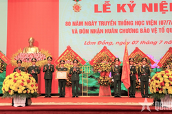 Đại tướng Phan Văn Giang dự Lễ kỷ niệm 80 năm Ngày truyền thống Học viện Lục quân và đón nhận Huân chương Bảo vệ Tổ quốc hạng Nhất