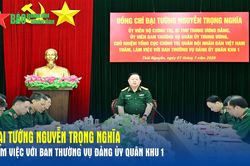 Đại tướng Nguyễn Trọng Nghĩa l&agrave;m việc với Ban Thường vụ Đảng ủy Qu&acirc;n khu 1