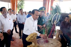 Phó Bí thư Thường trực Thành ủy Nguyễn Đình Vĩnh dâng hương tưởng niệm các anh hùng liệt sĩ, tri ân người có công cách mạng