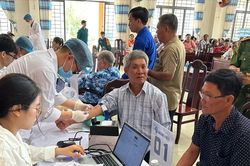 Lấy mẫu x&eacute;t nghiệm ADN để x&aacute;c minh th&acirc;n nh&acirc;n liệt sĩ Huỳnh Văn Qu&ecirc;n