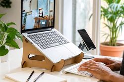 [GALLERY] Dùng laptop sai cách, nhiều người âm thầm làm hại cột sống cổ