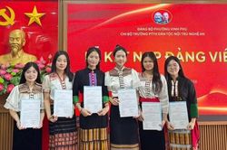 Nữ sinh d&acirc;n tộc Th&aacute;i muốn l&agrave;m c&ocirc; gi&aacute;o để mang chữ về bu&ocirc;n l&agrave;ng
