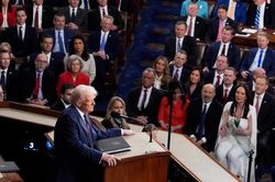 Tổng thống Trump thúc giục quốc hội 'bật đèn xanh' cho gói chi quốc phòng khổng lồ