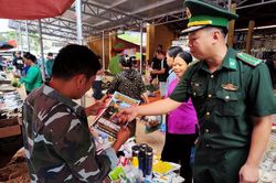 Đồn Bi&ecirc;n ph&ograve;ng Lũng Nặm phối hợp đẩy mạnh tuy&ecirc;n truyền chuyển đổi số cho nh&acirc;n d&acirc;n khu vực bi&ecirc;n giới