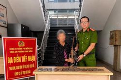 Phát hiện súng quân dụng và hàng trăm viên đạn dưới nền chuồng heo cũ của một hộ dân