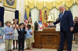 Tổng thống Trump rung chuông phiên giao dịch sàn chứng khoán từ Nhà Trắng, kỳ vọng bứt phá