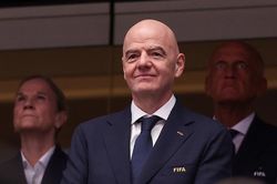 Chủ tịch FIFA hứng chịu sức ép từ chức vì vụ Balogun