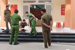 Va chạm giữa đường l&agrave;m lộ b&iacute; mật trong bao tải của hai người đ&agrave;n &ocirc;ng