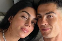 Bạn gái Ronaldo tặng quà vợ Messi