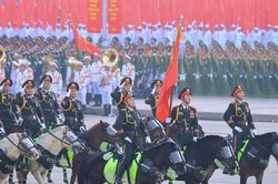Cuộc chuyển giao đầy cảm xúc giữa hai thế hệ ngựa kỵ binh