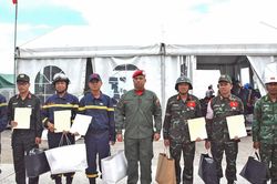 Venezuela tặng huy chương anh h&ugrave;ng cho đo&agrave;n cứu hộ, cứu nạn của Việt Nam