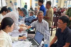 Người nhận là em ruột liệt sĩ Huỳnh Văn Quên đã được lấy mẫu ADN