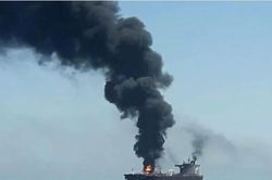 Iran bị tố nã tên lửa vào 2 tàu thương mại ở eo biển Hormuz
