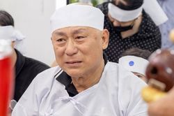 NSND Tạ Minh Tâm khóc nghẹn trong đám tang vợ - nghệ sĩ Bạch Vân