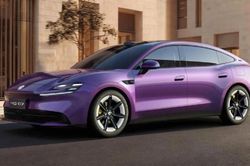 Bị nói sao chép siêu xe Porsche Taycan, sếp hãng MG buộc phải tắt livestream sớm