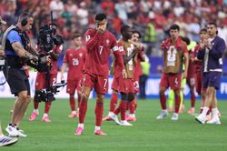 Rooney: 'Ronaldo không nhận được sự hỗ trợ từ đồng đội như Messi ở Argentina'