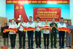 Hải qu&acirc;n kh&aacute;nh th&agrave;nh, b&agrave;n giao 4 căn nh&agrave; cho c&aacute;c gia đ&igrave;nh ch&iacute;nh s&aacute;ch