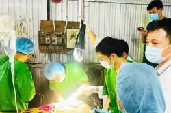 B&aacute;c sĩ kể lại quyết định sinh tử cứu nam thanh ni&ecirc;n mắc kẹt trong m&aacute;y c&ocirc;ng nghiệp