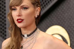 Taylor Swift chọn váy cưới của Dior, giúp nhà mốt Pháp vượt Chanel trong cuộc đua xa xỉ