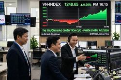 Cổ phiếu tài chính dẫn sóng, VN-Index đảo chiều 'ngoạn mục' cuối phiên