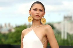 Zendaya hóa thân thành nữ thần Hy Lạp trong buổi ra mắt phim mới