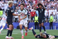 Quyết định g&acirc;y tranh c&atilde;i của FIFA kh&ocirc;ng gi&uacute;p nổi tuyển Mỹ