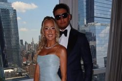 Brittany Mahomes đeo vòng cổ kim cương giá trị khủng dự lễ cưới của Taylor Swift