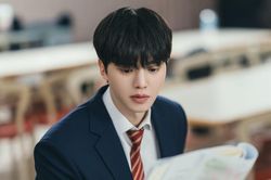 Song Kang h&oacute;a th&acirc;n th&agrave;nh nghệ sĩ piano trong phim mới