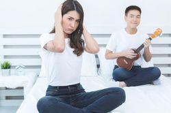 Đừng để bất đồng quan điểm vợ chồng biến thành bạo lực tinh thần