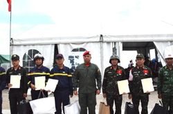 Đo&agrave;n cứu hộ Việt Nam được vinh danh 'Anh h&ugrave;ng Venezuela'