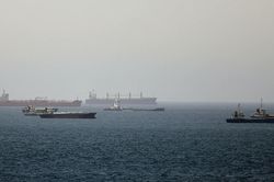 Tàu hàng bị tấn công ở eo biển Hormuz, ông Trump cảnh báo Iran