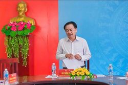 Phó Chủ tịch Ủy ban MTTQ Việt Nam tỉnh An Giang Ngô Phương Vũ giám sát việc thực hiện dân chủ ở cơ sở tại xã Vĩnh Gia