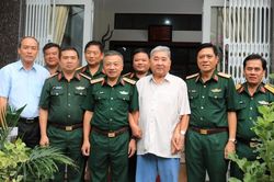 Thượng tướng Lê Quang Minh, Phó Chủ nhiệm Tổng cục Chính trị QĐND Việt Nam thăm, tặng quà Thượng tướng Bùi Văn Huấn
