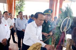 Ph&oacute; B&iacute; thư Thường trực Th&agrave;nh ủy Nguyễn Đ&igrave;nh Vĩnh d&acirc;ng hương tại Đ&agrave;i tưởng niệm c&aacute;c anh h&ugrave;ng liệt sĩ x&atilde; T&acirc;y Giang