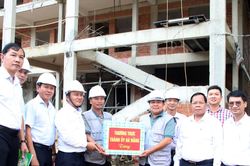Phó Bí thư Thường trực Thành ủy Nguyễn Đình Vĩnh kiểm tra tiến độ trường nội trú liên cấp tại xã Avương