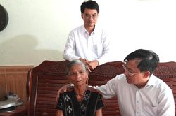 Lãnh đạo Văn phòng Thành ủy Đà Nẵng thăm gia đình chính sách tại xã Avương