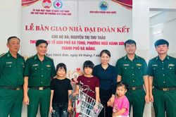B&agrave;n giao nh&agrave; đại đo&agrave;n kết cho hộ ngh&egrave;o phường Ngũ H&agrave;nh Sơn