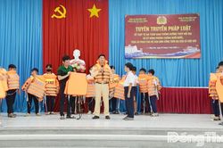 Tặng áo phao, tuyên truyền phòng, chống đuối nước cho học sinh xã Hiệp Đức