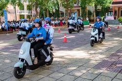 Phạt tiền người dưới 18 tuổi đi mô tô, hiểu thế nào cho đúng?