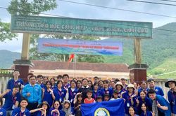 45 t&igrave;nh nguyện vi&ecirc;n tham gia chiến dịch 'M&ugrave;a h&egrave; xanh' tại l&agrave;ng Canh Giao