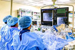 Quan tâm chăm sóc sức khỏe Nhân dân