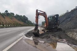 Xử lý sạt lở tuyến giao thông trọng điểm