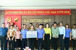 Viện Kiểm s&aacute;t nh&acirc;n d&acirc;n tỉnh L&agrave;o Cai trao kinh ph&iacute; hỗ trợ 15 hộ d&acirc;n c&oacute; ho&agrave;n cảnh kh&oacute; khăn tại x&atilde; Dương Quỳ