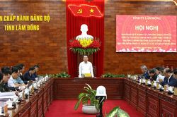 Thường trực Tỉnh ủy L&acirc;m Đồng l&agrave;m việc với c&aacute;c cơ quan tham mưu, gi&uacute;p việc