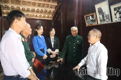 Theo dấu chân Bác