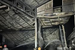 Vụ ch&aacute;y tại C&ocirc;ng ty Cổ phần Đ&ocirc;ng &Aacute; l&agrave;m hư hỏng hơn 100m2 nh&agrave; kho