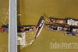 Trục vớt 2 t&agrave;u bị đắm tr&ecirc;n s&ocirc;ng L&ocirc;